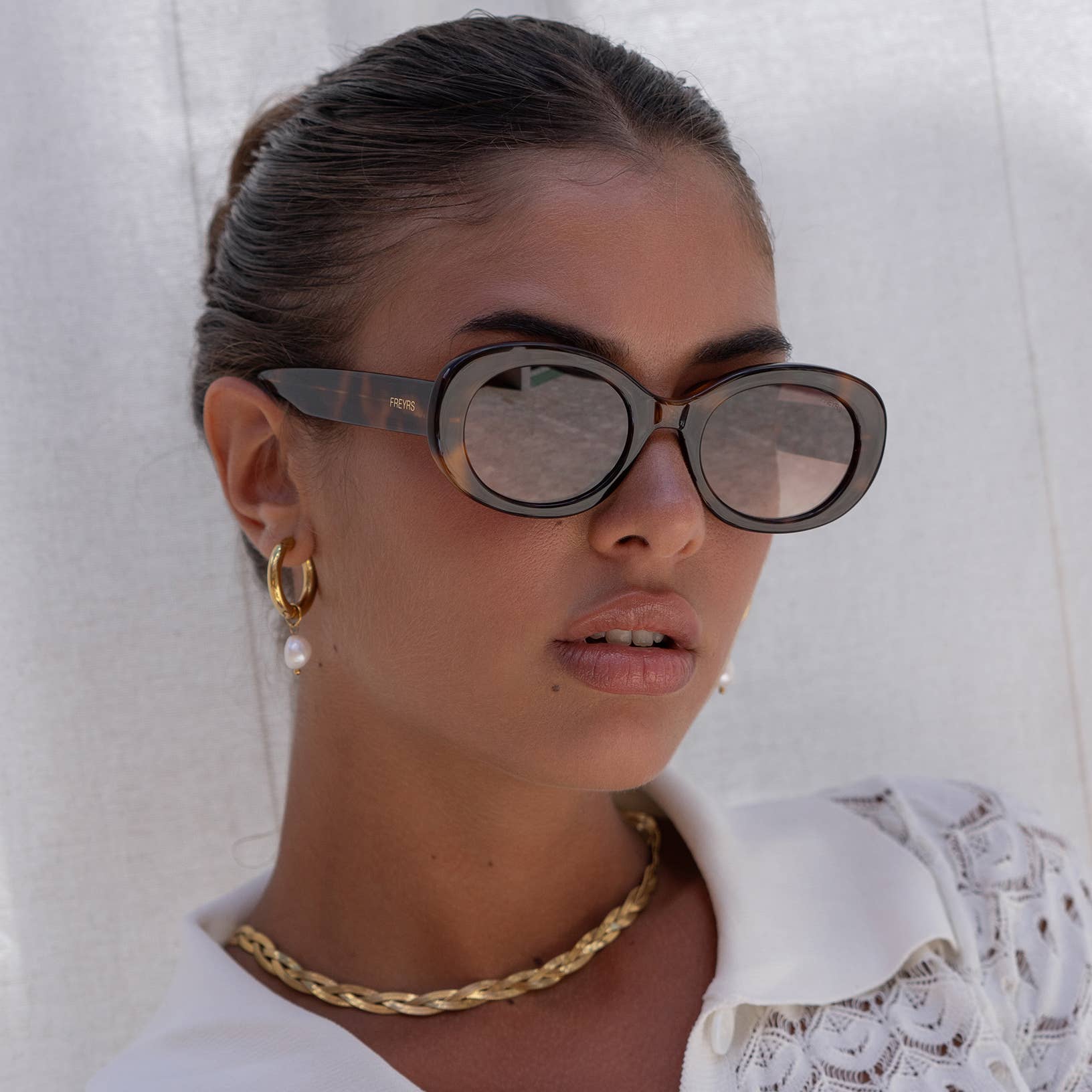Aria Oval Sunglasses : Brown Tortoise