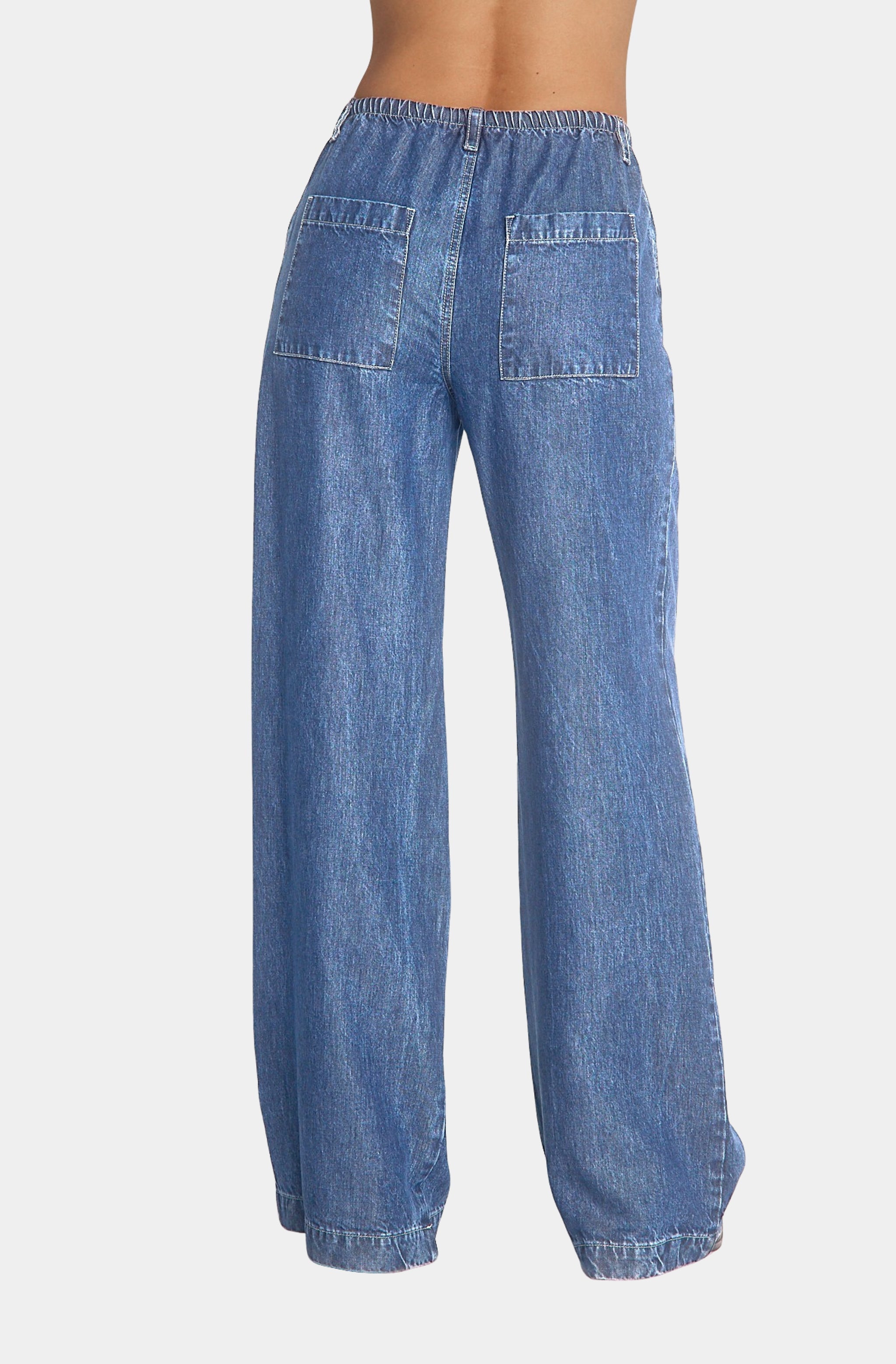 BELLA DAHL wide-leg drawstring jeans in indigo mist wash with elastic waistband and back pockets