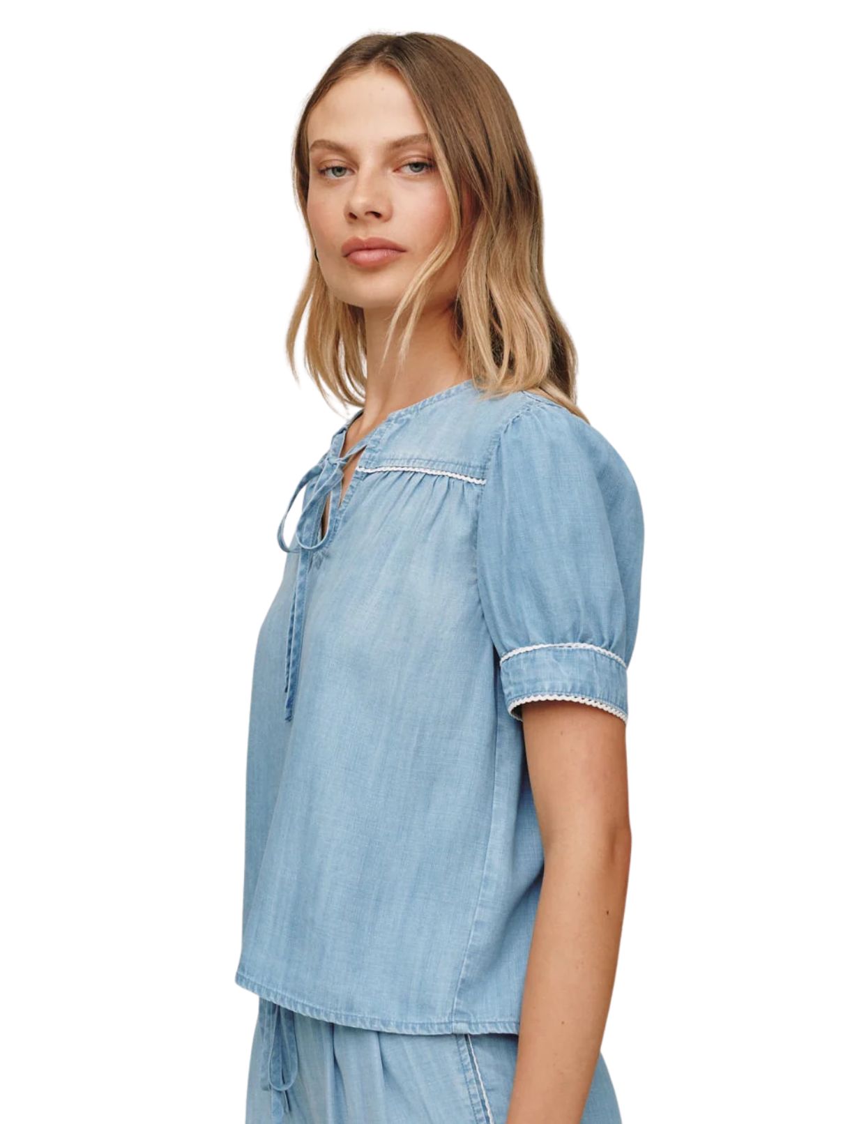 BELLA DAHL short sleeve chambray pullover with white trim and tie neckline in ombre mist