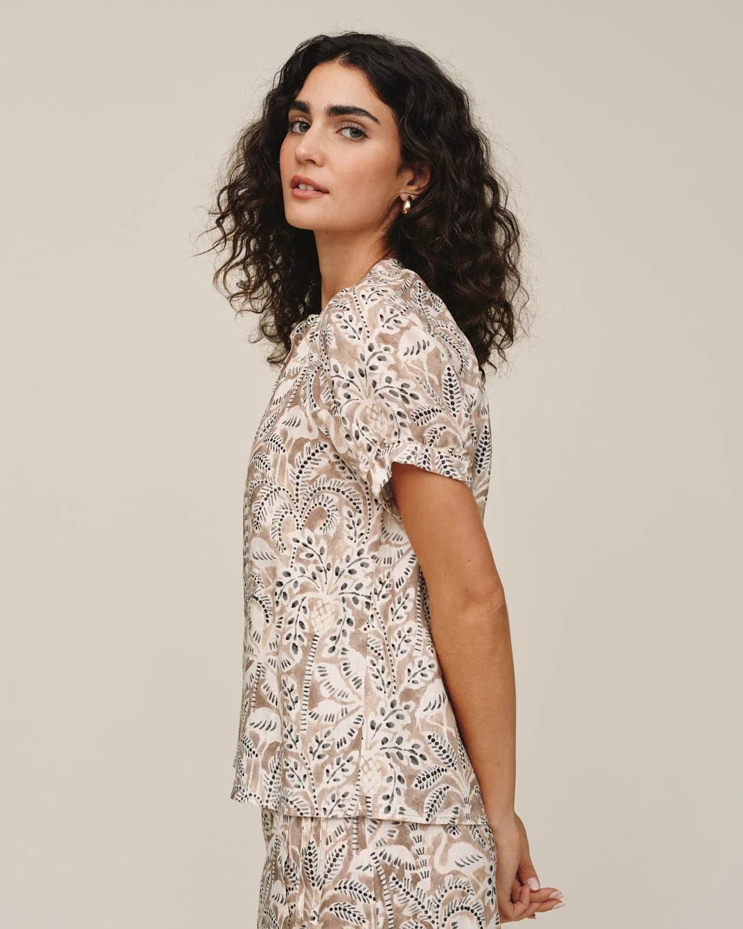 Bella Dahl short sleeve raglan shirt in neutral tropical palm print worn by model
