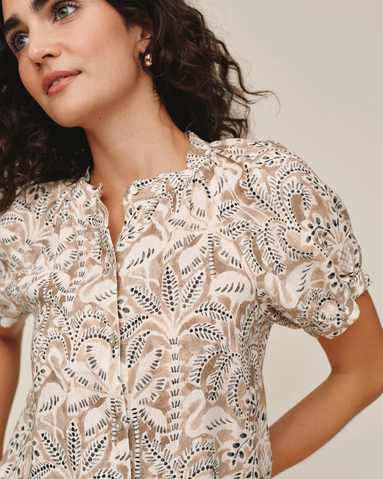 Bella Dahl short sleeve raglan shirt in tropical palm print with puff sleeves and button front
