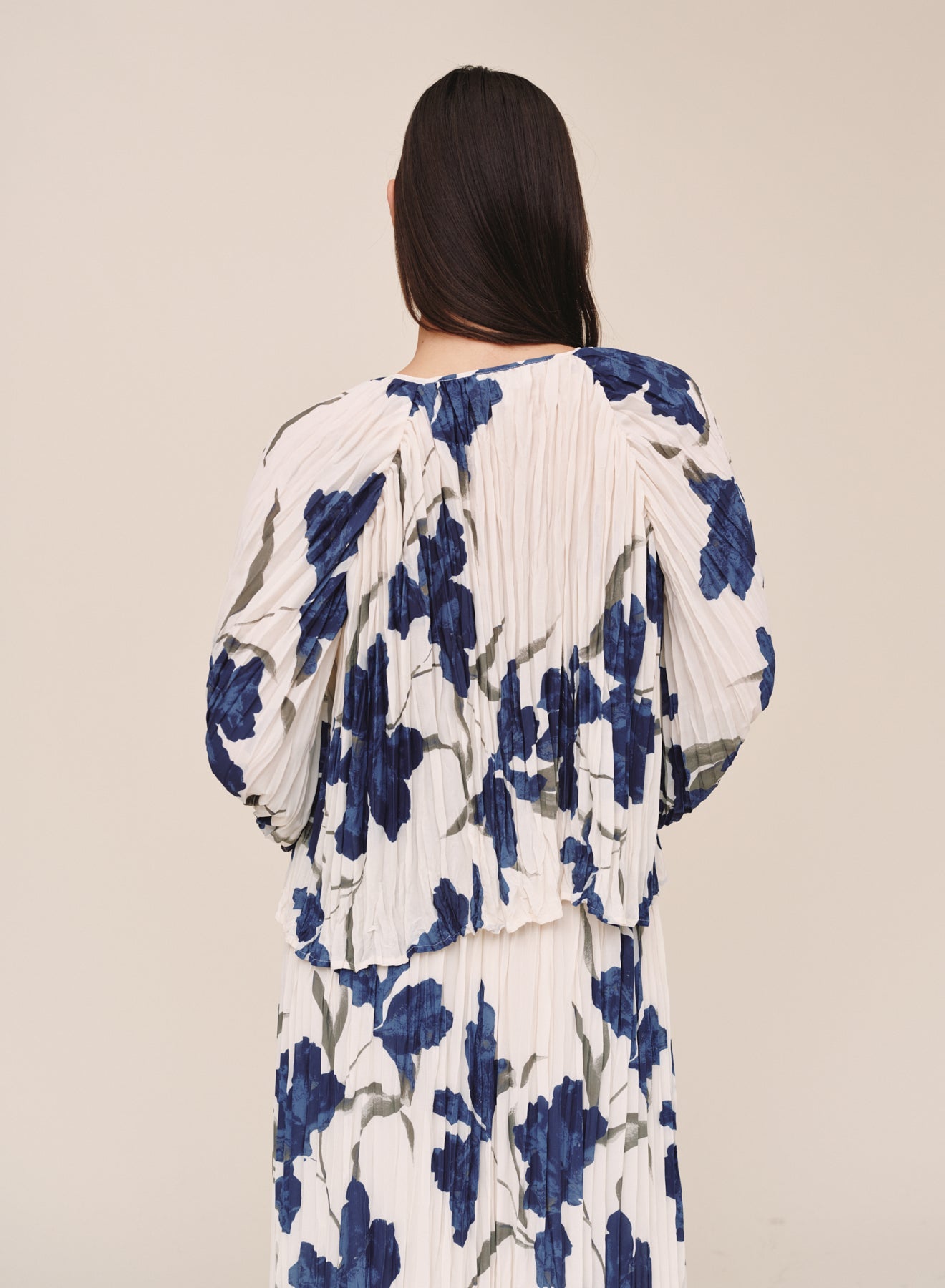 Bella Dahl pleated tie front top in indigo iris floral print shown from back view